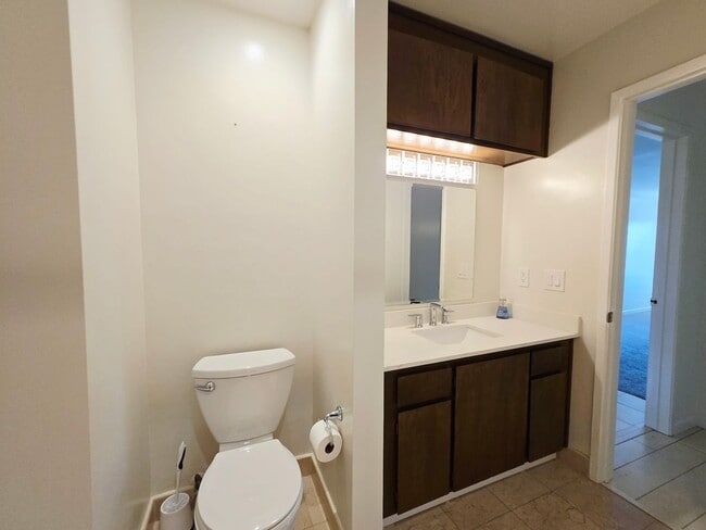 Building Photo - Top Floor Condo Unit
