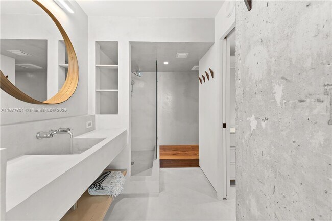 Building Photo - 2655 Collins Ave