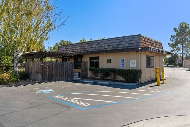 Building Photo - Unique 2 Bedroom, 1 Bath Stand-Alone House with Bonus Room