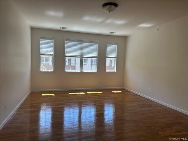 Building Photo - 77 Quaker Ave