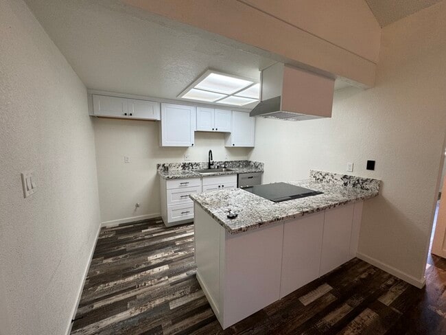 Building Photo - Adorable UPDATED 2bd/2bth duplex in Sacramento!