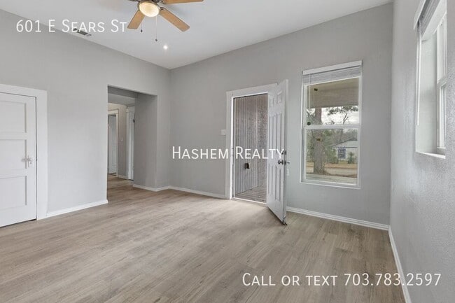 Building Photo - 601 E Sears St