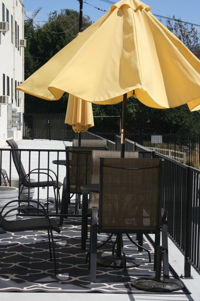 Building Photo - Large Studio close to DTLA, Pasadena, Glen...