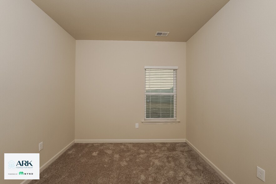 Building Photo - 450 Clover Cir