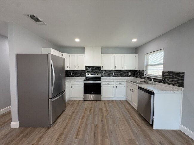 Building Photo - 8917 Vernon Dr