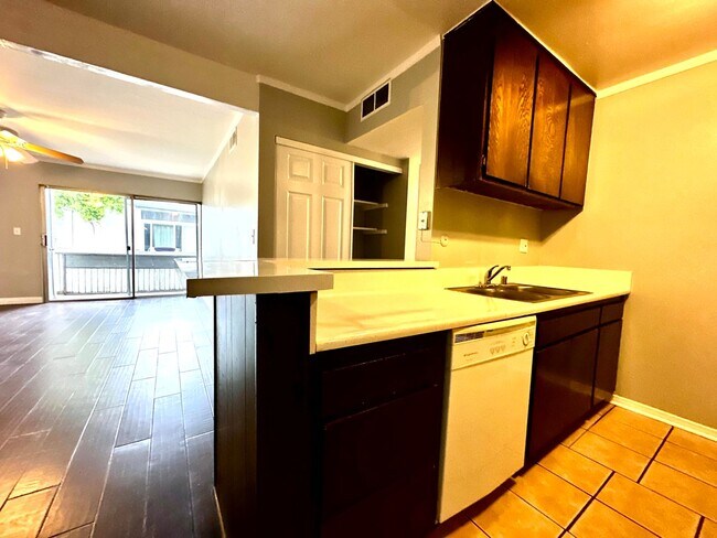 Building Photo - ***MOVE-IN SPECIAL 2 WEEKS FREE RENT***Spa...