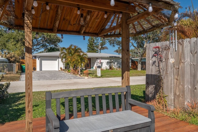 Building Photo - 415 N Shore Dr