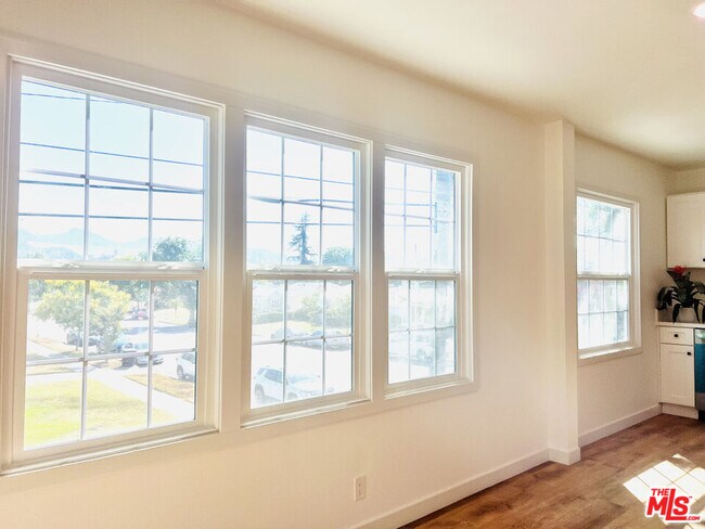 Building Photo - 938 W Glenoaks Blvd
