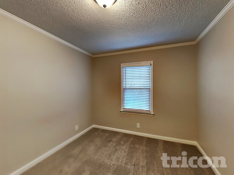 Building Photo - 2113 Putnam Ln