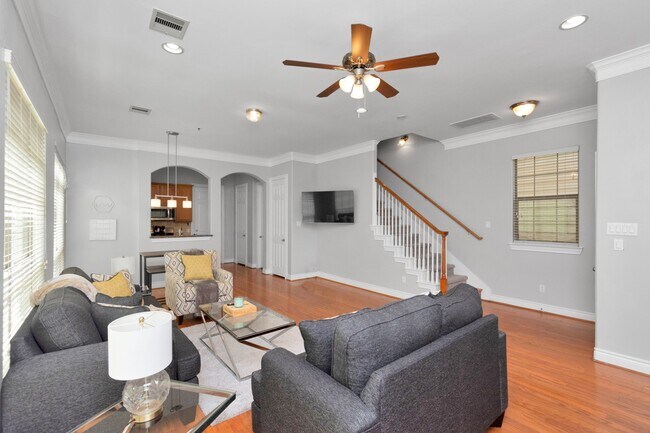 Building Photo - 9038 Lakes Dr