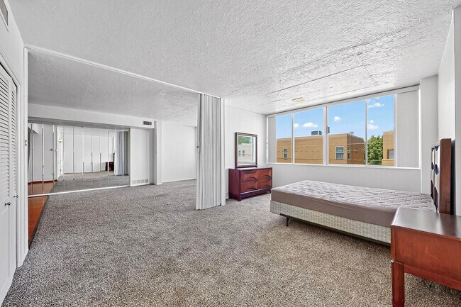 Building Photo - Art Deco Condo 1 Bedroom  1 Bath with cove...