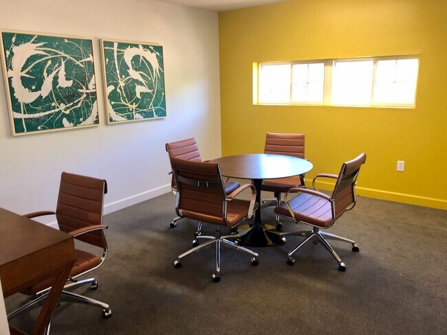 Building Photo - 3 Bedroom Apartment in University Village