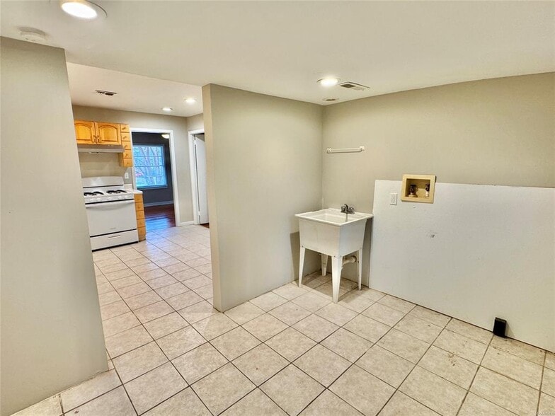 Building Photo - 3346 Vermont Dr