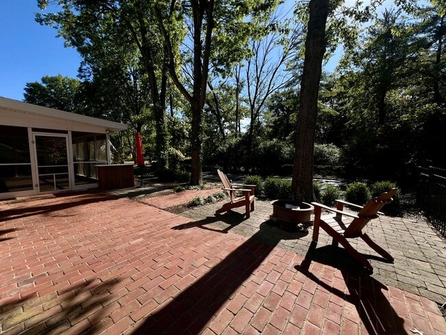 Building Photo - 1685 Lochcrest Dr