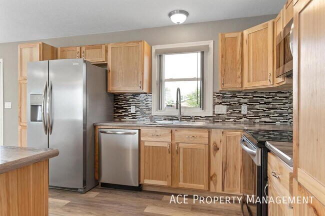 Building Photo - 520 Crazy Horse St