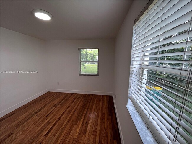 Building Photo - 15 Sidonia Ave