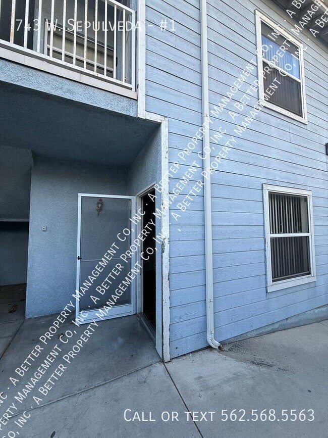 Building Photo - 2 bed/2 bath unit w/plank floors & DW!  Pa...