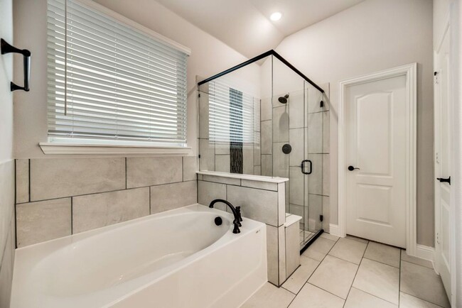 Building Photo - Checkout This 4 bed 2.5 bath 2827 sqft - Paloma Creek Beauty!!!