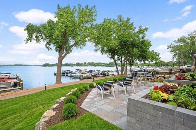 Building Photo - Spacious Main-Level Living in the Heart of Excelsior