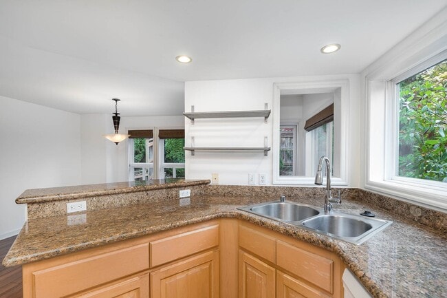 Building Photo - 2Bd/2Ba Seattle Townhouse