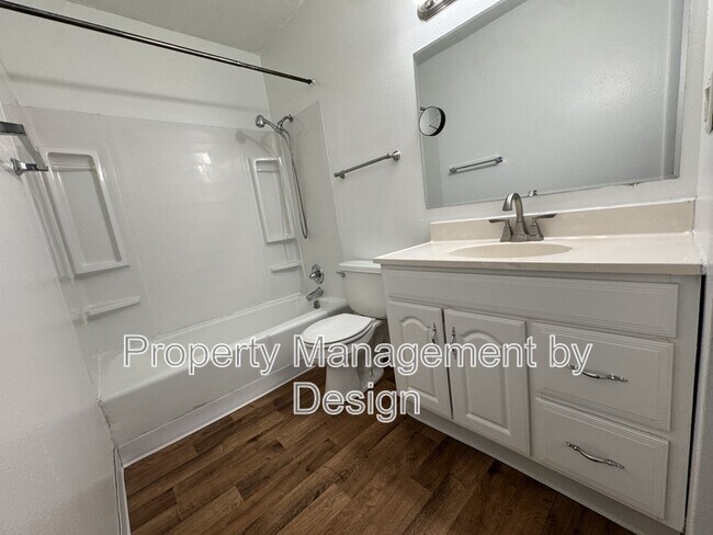 Building Photo - 1039 5th St