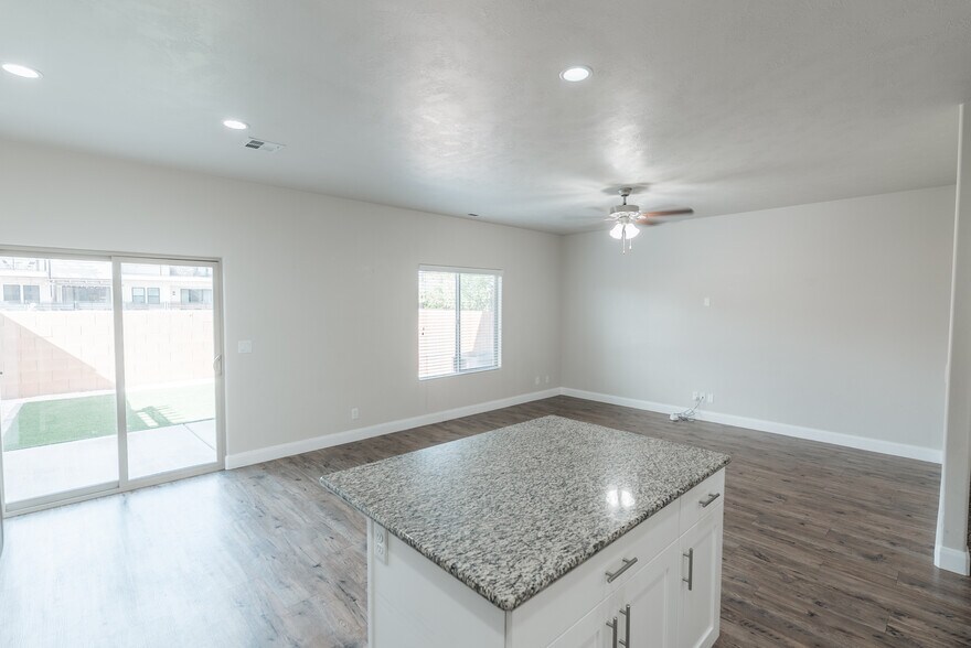 Building Photo - 2545 Bella Vista Dr