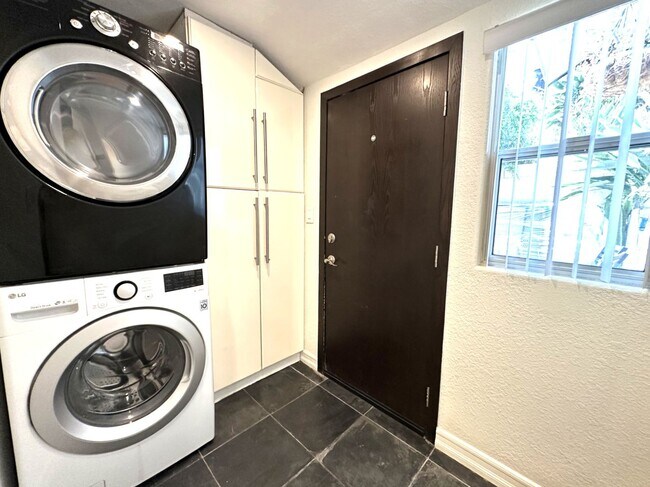 Building Photo - North Park/Hillcrest- Modern and Spacious 2 Bedroom with 2 Car Garage, Washer/Dryer and AC.
