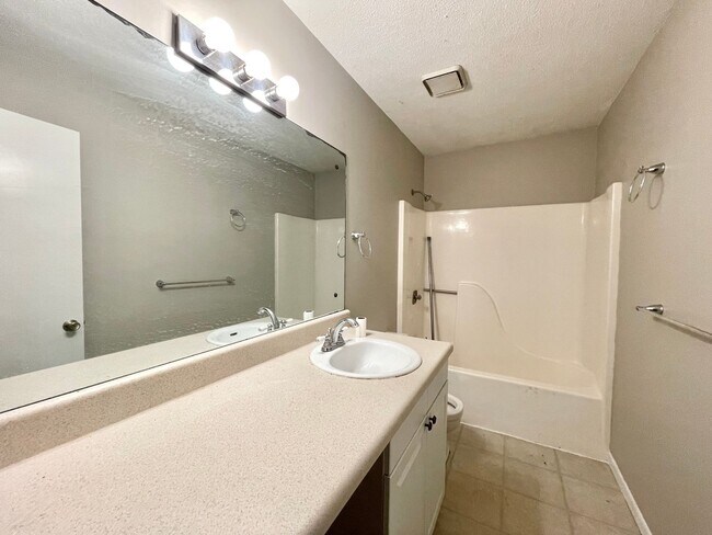 Building Photo - Large 3 bedroom + Large Bonus Room for Rent!