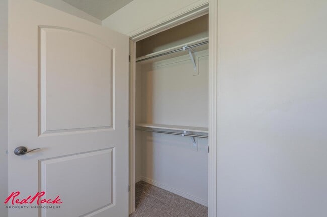 Building Photo - Charming 3 bedroom Townhome. 2 Community Pools!