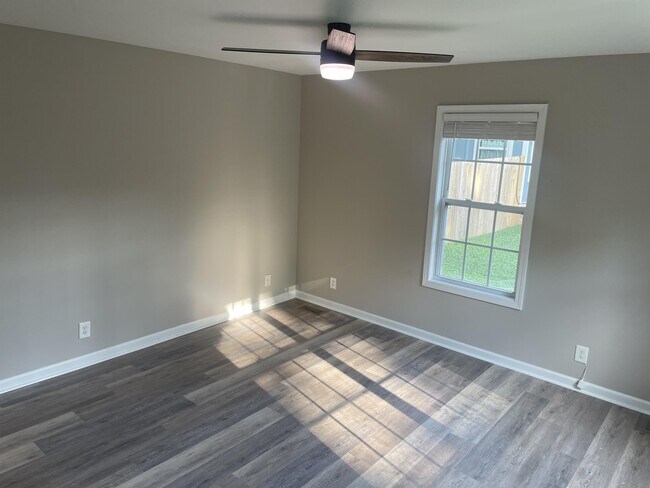 Building Photo - 321 Rossview Rd