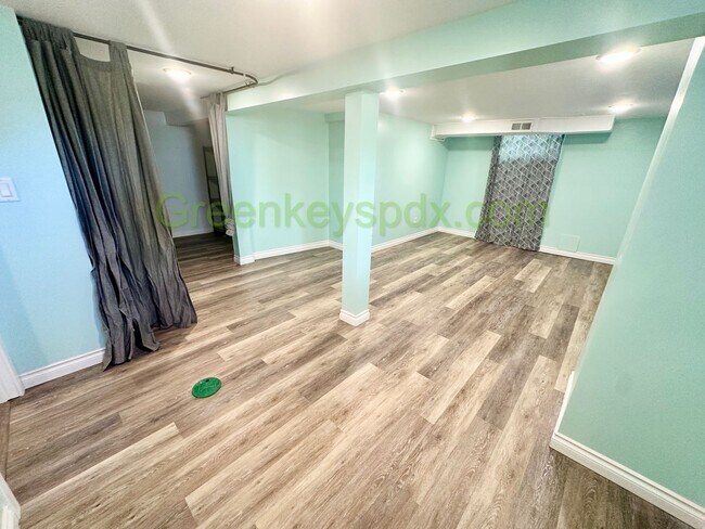 Building Photo - 2-Bedroom 2-Bathroom House in NE Portland,...