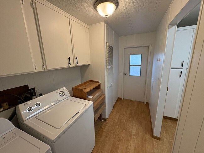 Building Photo - Pleasant Country Home Available Now!