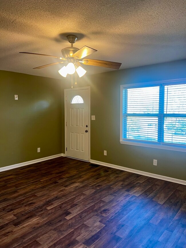 Building Photo - 712 Richmond Ave