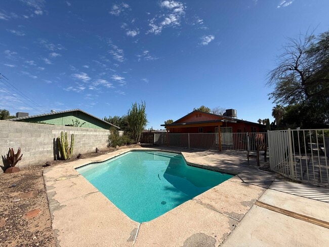 Building Photo - 3035 W 11th Ln