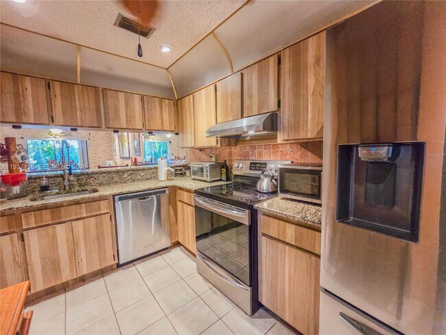 Building Photo - 8044 NW 41 Ct