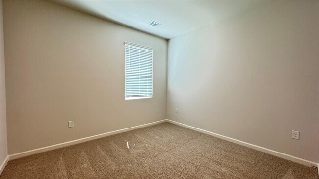 Building Photo - 569 King Vlg