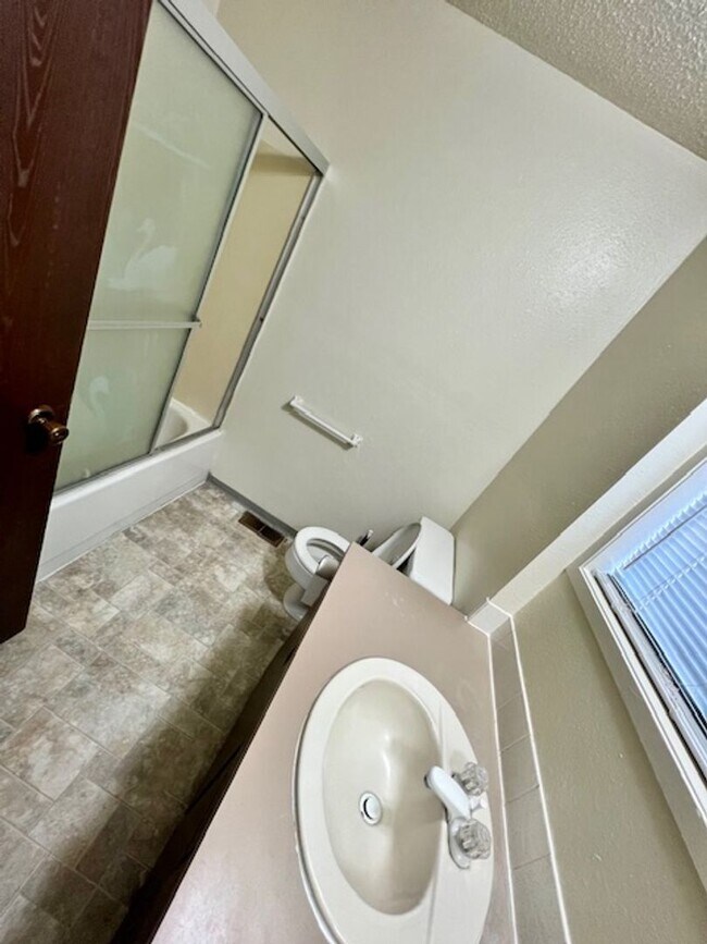 Building Photo - Spacious 2 Bed / 1.5 Bath Triplex in Quiet Clarkston Neighborhood