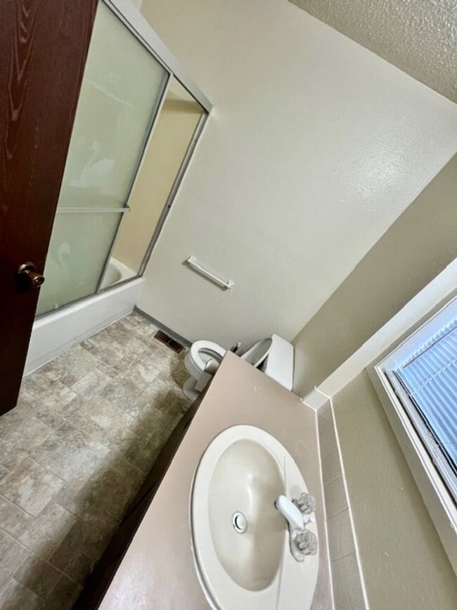 Building Photo - Spacious 2 Bed / 1.5 Bath Triplex in Quiet Clarkston Neighborhood – Pet Friendly!