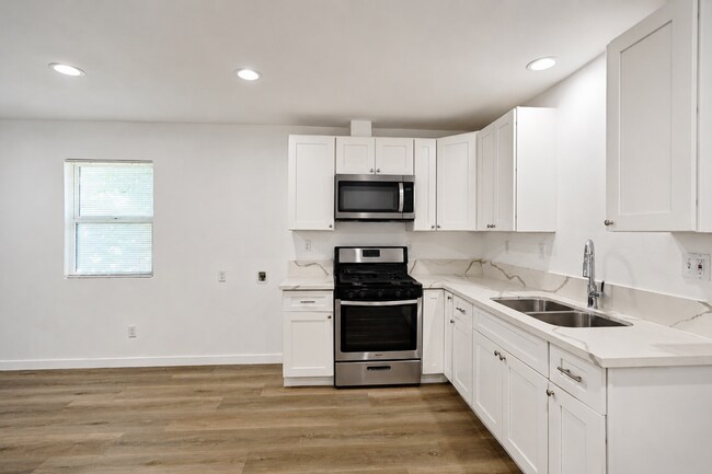 Building Photo - 1405 N Riverside Ave