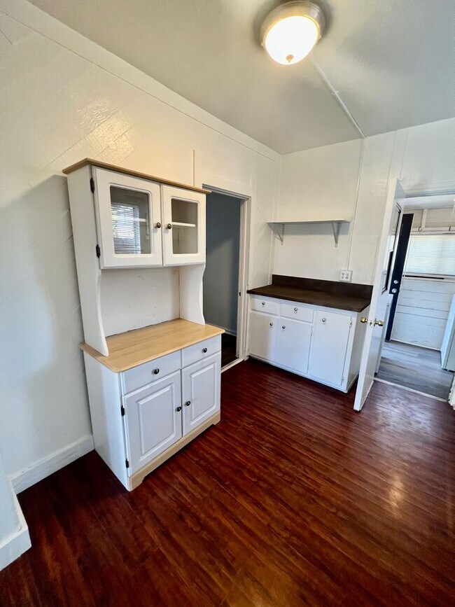 Building Photo - Walk to Beach, W/D, Shared Yard, Parking, No Pets