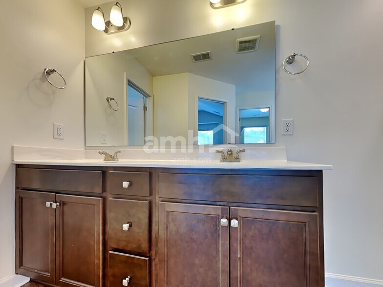 Building Photo - 531 Lateleaf Dr