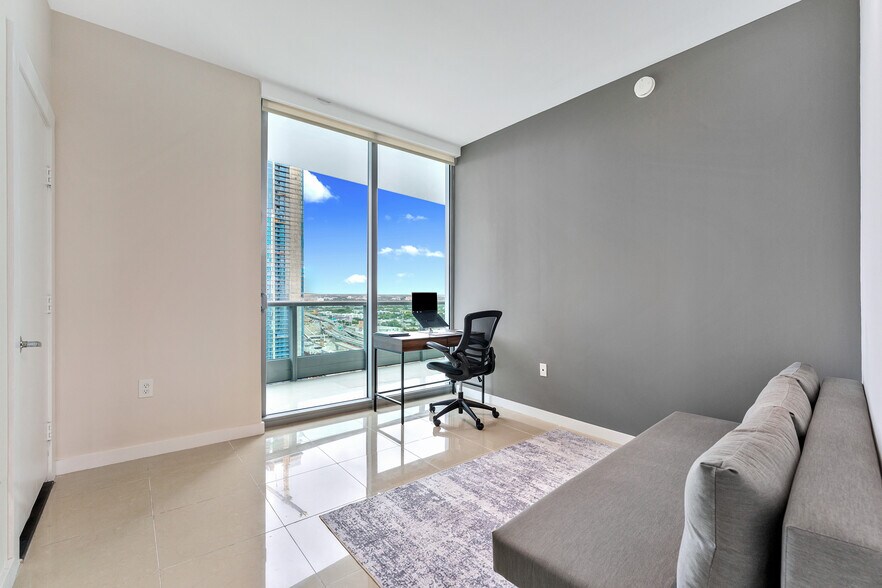 Building Photo - 900 Biscayne Blvd