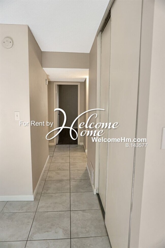 Building Photo - Convenient & Cozy Ground Level Condo Near ...