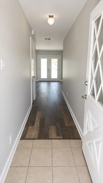 Front Entrance - 2006 Continental Dr