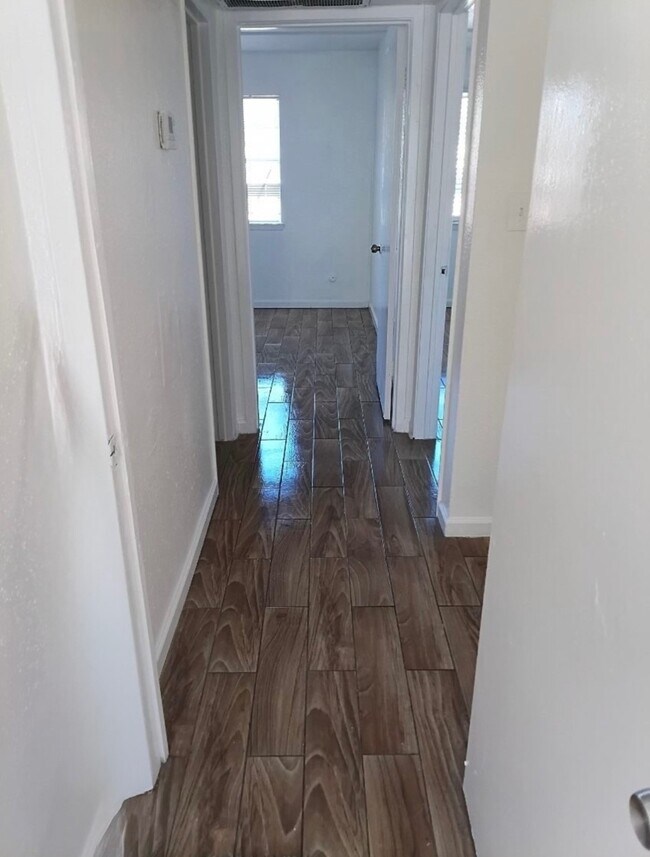 Building Photo - 6200 W Tidwell Rd