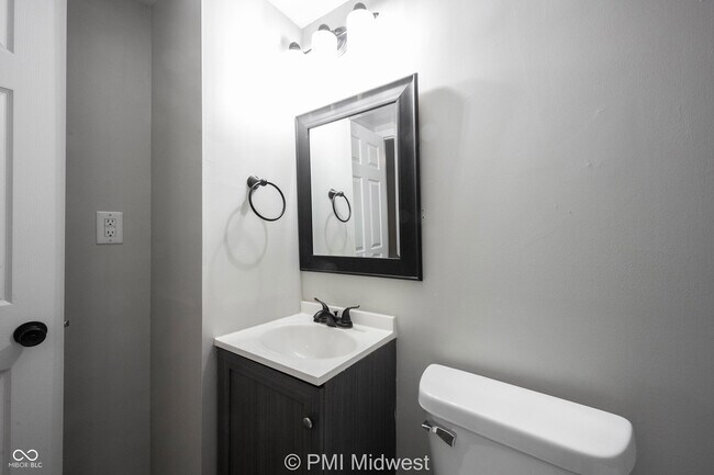 Building Photo - 955 N Traub Ave