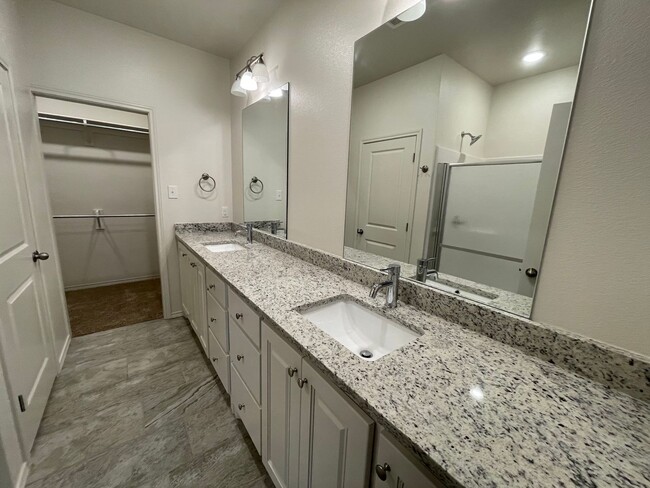 Building Photo - Beautiful New Townhome in North Lubbock Cl...