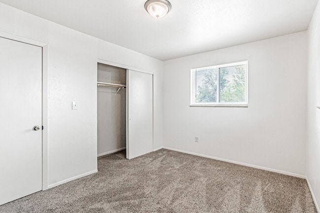 Building Photo - Spacious 3BD, 2BA Lakewood Half-Duplex wit...