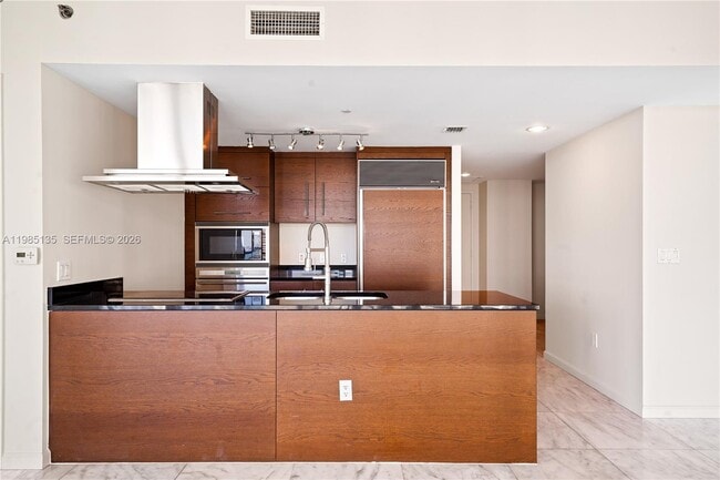 Building Photo - 495 Brickell Ave