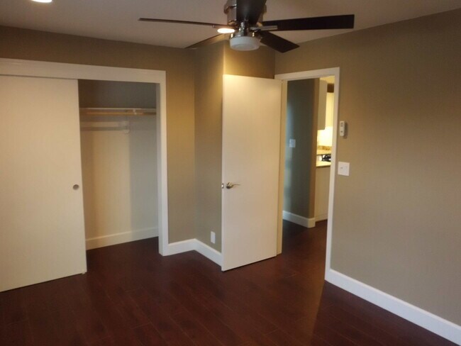Building Photo - Spacious 1 bedroom/1 bathroom downstairs condominium.